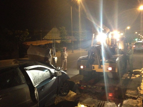 Khoảng 2 giờ sáng nay, xe ô tô hiệu Daewoo Gentra (loại 4 chỗ, BKS 60S-6724) do tài xế Nguyễn Tấn Thành (36 tuổi) điều khiển, chở theo Nguyễn Ngọc Thiện (37 tuổi, cùng quê Đồng Nai) và một thanh niên khác (chưa rõ danh tính). Khoảng 2 giờ sáng nay, xe ô tô hiệu Daewoo Gentra (loại 4 chỗ, BKS 60S-6724) do tài xế Nguyễn Tấn Thành (36 tuổi) điều khiển, chở theo Nguyễn Ngọc Thiện (37 tuổi, cùng quê Đồng Nai) và một thanh niên khác (chưa rõ danh tính).