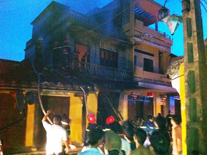 Vụ hỏa hoạn tại ngôi nhà 2 tầng số 94 Trần Phú, phố cổ Hội An xảy ra vào lúc 4 giờ 30 phút sáng nay 15.8. Lúc đó, những người đi chợ sớm phát hiện phía trong nhà có những tiếng nổ nhỏ liên tiếp rồi ngọn lửa bùng phát dữ dội. Chủ nhà Trần Liên Dũng, SN 1956 cùng vợ Huỳnh Thị Ca, SN 1957 và con gái Trần Huỳnh Phương SN 1989 ngủ say trên lầu nên không hay biết. Cho đến khi người dân hô hoán và đám cháy bao phủ toàn bộ ngôi nhà, ông Dũng cùng vợ con phải nhảy từ tầng 2 sang mái ngói của ngôi nhà trệt số 96 Trần Phú bên cạnh để thoát ra ngoài. Tuy nhiên cả 3 người đều bị bỏng rất nặng. Vụ hỏa hoạn tại ngôi nhà 2 tầng số 94 Trần Phú, phố cổ Hội An xảy ra vào lúc 4 giờ 30 phút sáng nay 15.8. Lúc đó, những người đi chợ sớm phát hiện phía trong nhà có những tiếng nổ nhỏ liên tiếp rồi ngọn lửa bùng phát dữ dội. Chủ nhà Trần Liên Dũng, SN 1956 cùng vợ Huỳnh Thị Ca, SN 1957 và con gái Trần Huỳnh Phương SN 1989 ngủ say trên lầu nên không hay biết. Cho đến khi người dân hô hoán và đám cháy bao phủ toàn bộ ngôi nhà, ông Dũng cùng vợ con phải nhảy từ tầng 2 sang mái ngói của ngôi nhà trệt số 96 Trần Phú bên cạnh để thoát ra ngoài. Tuy nhiên cả 3 người đều bị bỏng rất nặng.