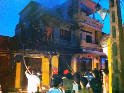 Vụ hỏa hoạn tại ngôi nhà 2 tầng số 94 Trần Phú, phố cổ Hội An xảy ra vào lúc 4 giờ 30 phút sáng nay 15.8. Lúc đó, những người đi chợ sớm phát hiện phía trong nhà có những tiếng nổ nhỏ liên tiếp rồi ngọn lửa bùng phát dữ dội. Chủ nhà Trần Liên Dũng, SN 1956 cùng vợ Huỳnh Thị Ca, SN 1957 và con gái Trần Huỳnh Phương SN 1989 ngủ say trên lầu nên không hay biết. Cho đến khi người dân hô hoán và đám cháy bao phủ toàn bộ ngôi nhà, ông Dũng cùng vợ con phải nhảy từ tầng 2 sang mái ngói của ngôi nhà trệt số 96 Trần Phú bên cạnh để thoát ra ngoài. Tuy nhiên cả 3 người đều bị bỏng rất nặng.