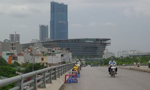 Khi chiều buông xuống, khoảng 50-60 quán nước mía, trà chanh tụ họp trên mặt cầu. Gần một năm nay “phố” bán nước tồn tại mà không bị bất kỳ cơ quan chức năng nào xử lý, dẹp bỏ.