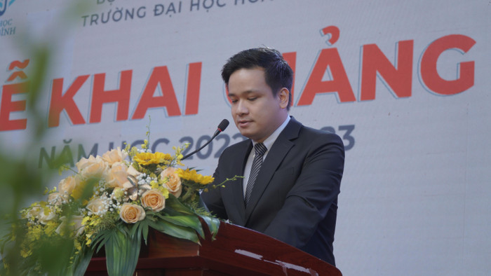 Thay mặt cho đội ngũ giảng viên, Tiến sĩ Ngô Trí Trung - Viện trưởng Viện Đào tạo Quốc tế (Trường Đại học Hòa Bình) phát biểu tại buổi lễ Thay mặt cho đội ngũ giảng viên, Tiến sĩ Ngô Trí Trung - Viện trưởng Viện Đào tạo Quốc tế (Trường Đại học Hòa Bình) phát biểu tại buổi lễ