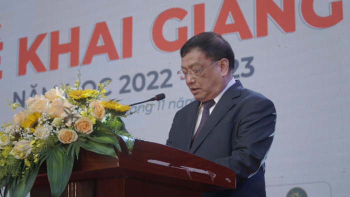 Nhà giáo Nhân dân, Phó Giáo sư, Tiến sĩ Tô Ngọc Hưng - Hiệu trưởng Trường Đại học Hòa Bình đã có những chia sẻ xúc động tại lễ khai giảng Nhà giáo Nhân dân, Phó Giáo sư, Tiến sĩ Tô Ngọc Hưng - Hiệu trưởng Trường Đại học Hòa Bình đã có những chia sẻ xúc động tại lễ khai giảng