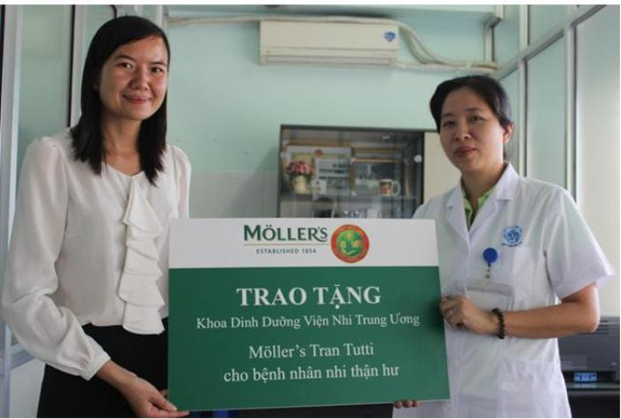 Bà Phượng Uyên - Đại diện Möller’s và Thạc sĩ – Bác sĩ Lưu Thị Mỹ Thục, Trưởng Khoa Dinh dưỡng Viện Nhi TW Bà Phượng Uyên - Đại diện Möller’s và Thạc sĩ – Bác sĩ Lưu Thị Mỹ Thục, Trưởng Khoa Dinh dưỡng Viện Nhi TW