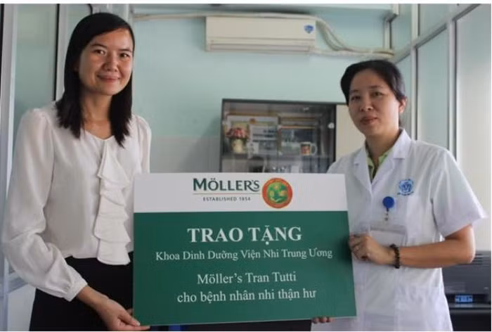 Bà Phượng Uyên - Đại diện Möller’s và Thạc sĩ – Bác sĩ Lưu Thị Mỹ Thục, Trưởng Khoa Dinh dưỡng Viện Nhi TW Bà Phượng Uyên - Đại diện Möller’s và Thạc sĩ – Bác sĩ Lưu Thị Mỹ Thục, Trưởng Khoa Dinh dưỡng Viện Nhi TW