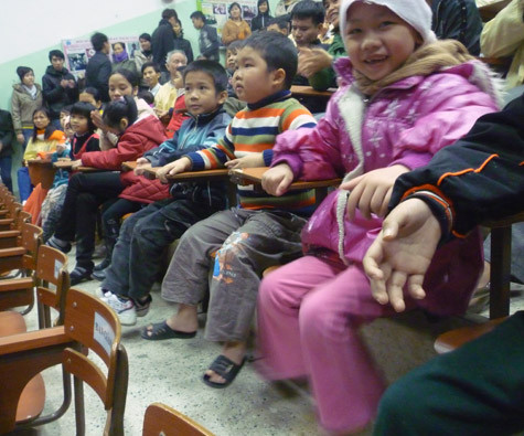 Mọi mệt mỏi, đau đớn của bệnh tật dường như đã tan biến khi nụ cười rạng rỡ nở trên môi các em học sinh Lớp học Hy vọng. (Ảnh Thu Hòe) Mọi mệt mỏi, đau đớn của bệnh tật dường như đã tan biến khi nụ cười rạng rỡ nở trên môi các em học sinh Lớp học Hy vọng. (Ảnh Thu Hòe)