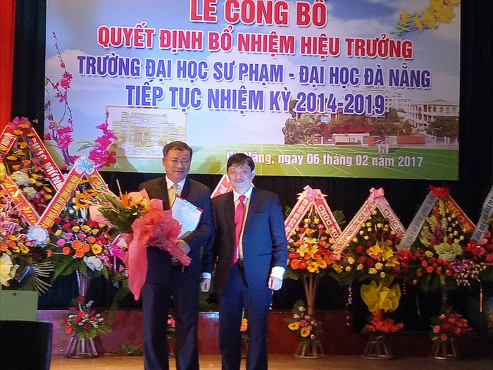 Ông Đặng Việt Dũng - Phó Chủ tịch UBND thành phố Đà Nẵng (bên phải) chúc mừng tân hiệu trưởng trường đại học sư phạm Đà Nẵng. Ảnh: PT Ông Đặng Việt Dũng - Phó Chủ tịch UBND thành phố Đà Nẵng (bên phải) chúc mừng tân hiệu trưởng trường đại học sư phạm Đà Nẵng. Ảnh: PT