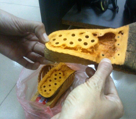 Bên trong đế dép có những hạt màu trắng có mùi rất khó chịu. (Ảnh nguồn Internet)