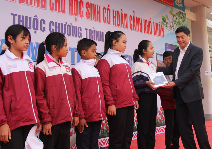 Sau công văn đôn đốc lần 2 của Bộ giáo dục và Đào tạo, nhiều địa phương đã khẩn trương triển khai các thủ tục để mua sắm máy tính bảng cho học sinh nghèo. (Ảnh: AN) Sau công văn đôn đốc lần 2 của Bộ giáo dục và Đào tạo, nhiều địa phương đã khẩn trương triển khai các thủ tục để mua sắm máy tính bảng cho học sinh nghèo. (Ảnh: AN)