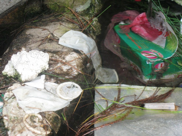 3. Choáng váng những hình ảnh về "thiên đường sung sướng" Quất Lâm Các ki-ốt, nhà nghỉ tấp nập khách, gái làng chơi buông lời vẫy gọi, ô tô xe máy nườm nượp đến khi đêm xuống. Ban ngày khách đến mua dâm đã tấp nập, đêm đến bãi biển Quất Lâm còn đông vui như hội. Không những vậy Quất Lâm còn nổi tiếng với con đường, bãi biển rác và bao cao su, kim tiêm. Nhiều người dân địa phương ở đây tỏ ra ngao ngán, lắc đầu về thực trạng du lịch ở trên chính quê hương của họ: bãi biển ở đây vắng khách ngày chỉ có khách đêm, ai cũng hiểu đến đây người ta sẽ "tắm cạn" chứ không phải tắm biển. (xem trọn bộ ảnh) 3. Choáng váng những hình ảnh về "thiên đường sung sướng" Quất Lâm Các ki-ốt, nhà nghỉ tấp nập khách, gái làng chơi buông lời vẫy gọi, ô tô xe máy nườm nượp đến khi đêm xuống. Ban ngày khách đến mua dâm đã tấp nập, đêm đến bãi biển Quất Lâm còn đông vui như hội. Không những vậy Quất Lâm còn nổi tiếng với con đường, bãi biển rác và bao cao su, kim tiêm. Nhiều người dân địa phương ở đây tỏ ra ngao ngán, lắc đầu về thực trạng du lịch ở trên chính quê hương của họ: bãi biển ở đây vắng khách ngày chỉ có khách đêm, ai cũng hiểu đến đây người ta sẽ "tắm cạn" chứ không phải tắm biển. (xem trọn bộ ảnh)