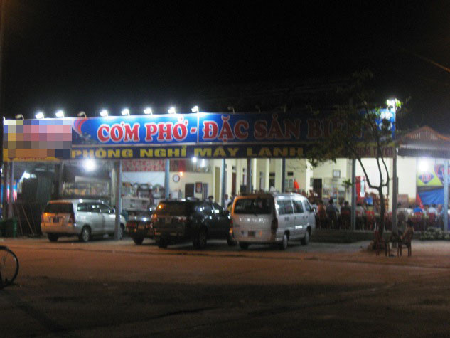 Nếu nhìn ngoài hầu hết các ki-ốt tại bãi biển Quất Lâm - Giao Thủy - Nam Định đều là quán ăn, nhà hàng. Nhưng đây đồng thời cũng là các ổ mại dâm nơi cung cấp các dịch vụ mại dâm trá hình tại bãi biển này. Tính trung bình mỗi ki-ốt như vậy có từ 3 đến 4 gái mại dâm. Nếu nhìn ngoài hầu hết các ki-ốt tại bãi biển Quất Lâm - Giao Thủy - Nam Định đều là quán ăn, nhà hàng. Nhưng đây đồng thời cũng là các ổ mại dâm nơi cung cấp các dịch vụ mại dâm trá hình tại bãi biển này. Tính trung bình mỗi ki-ốt như vậy có từ 3 đến 4 gái mại dâm.