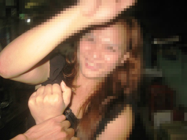 Một cô gái làng chơi đang vui đùa với khách. Một cô gái làng chơi đang vui đùa với khách.