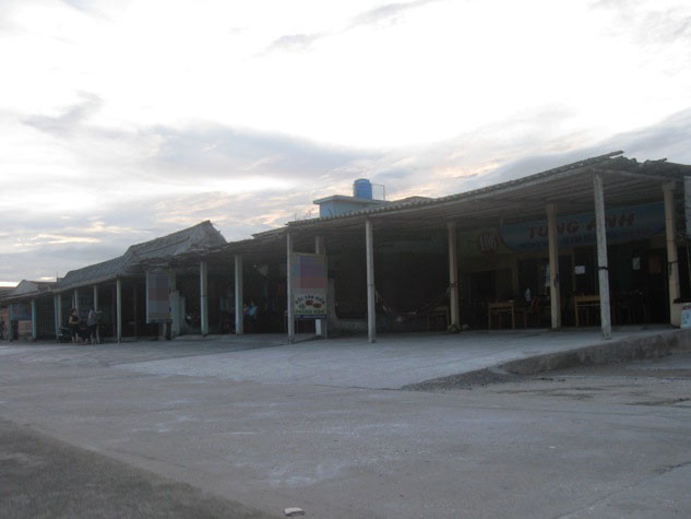 Những chủ ki-ốt ngồi trong nhà nhưng luôn chào mời du khách Những chủ ki-ốt ngồi trong nhà nhưng luôn chào mời du khách