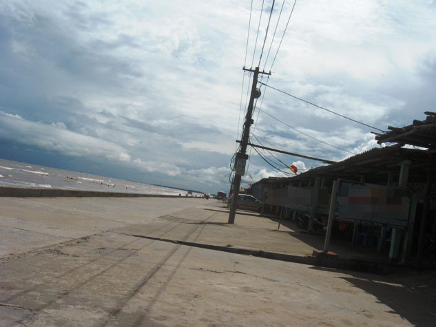 Trừ những buổi trưa nắng nóng, còn lại các ki-ốt mại dâm luôn ngập tràn khách Trừ những buổi trưa nắng nóng, còn lại các ki-ốt mại dâm luôn ngập tràn khách