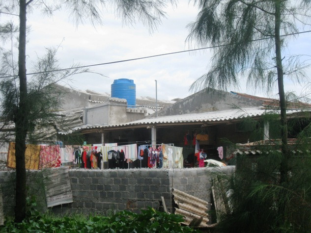 Từ phía sau các ki-ốt những tấm ga, đệm khăn được phơi chằng chịt Từ phía sau các ki-ốt những tấm ga, đệm khăn được phơi chằng chịt