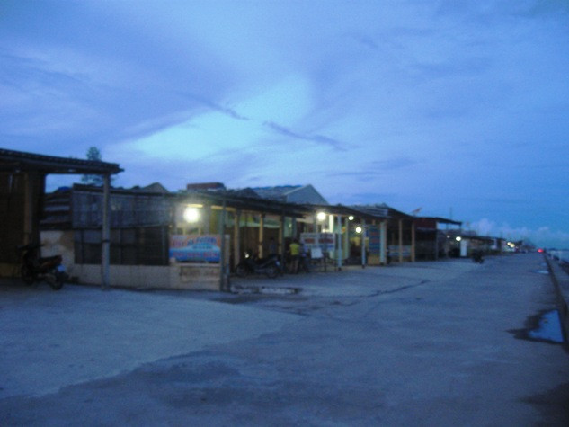 Trời tối dần báo hiệu một đêm "sung sướng" cho khách làng chơi tại bãi biển này Trời tối dần báo hiệu một đêm "sung sướng" cho khách làng chơi tại bãi biển này