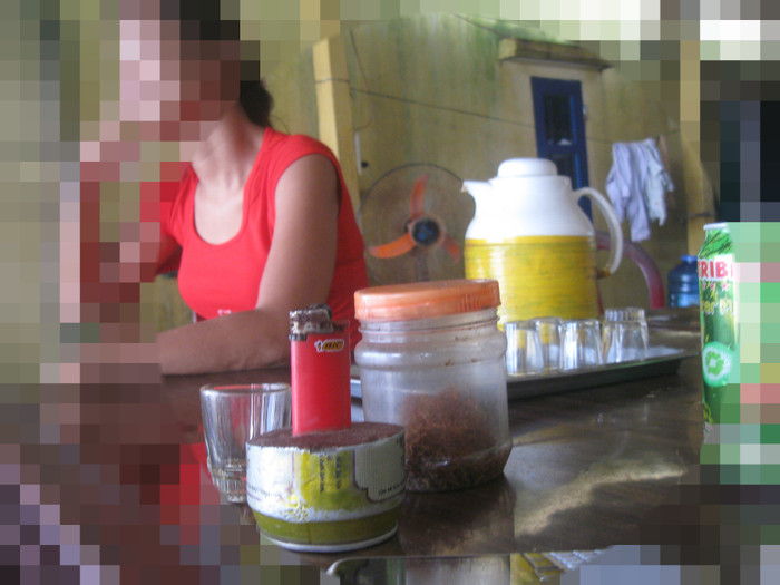 Gái mại dâm đìu hiu chờ khách Gái mại dâm đìu hiu chờ khách