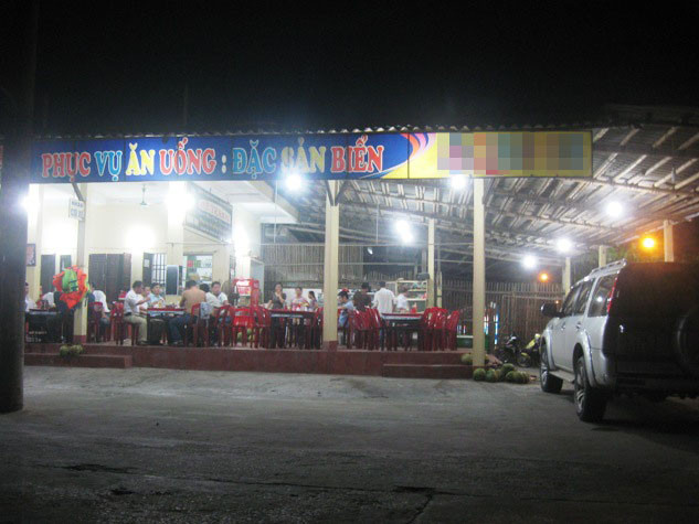 Các ki-ốt luôn tấp nập về đêm với rất nhiều khách làng chơi tìm đến mua vui Các ki-ốt luôn tấp nập về đêm với rất nhiều khách làng chơi tìm đến mua vui