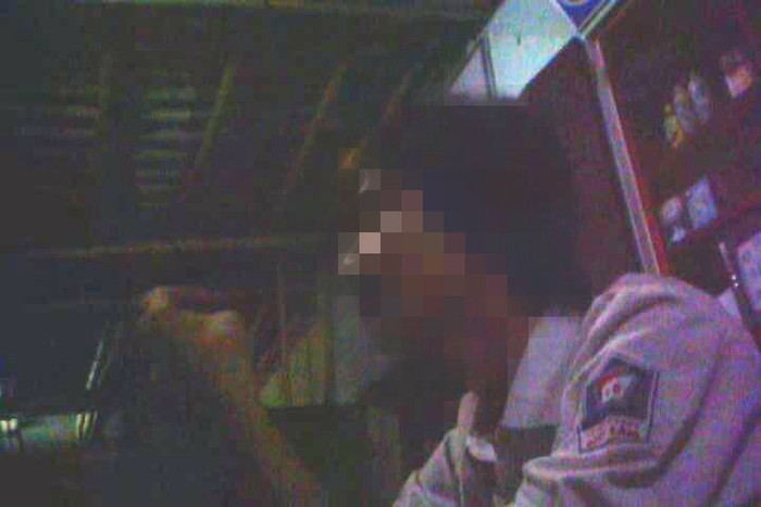 Tú ông 9X. kể về cách thức tuyển một gái mại dâm chất lượng (ảnh cắt từ clip) Tú ông 9X. kể về cách thức tuyển một gái mại dâm chất lượng (ảnh cắt từ clip)