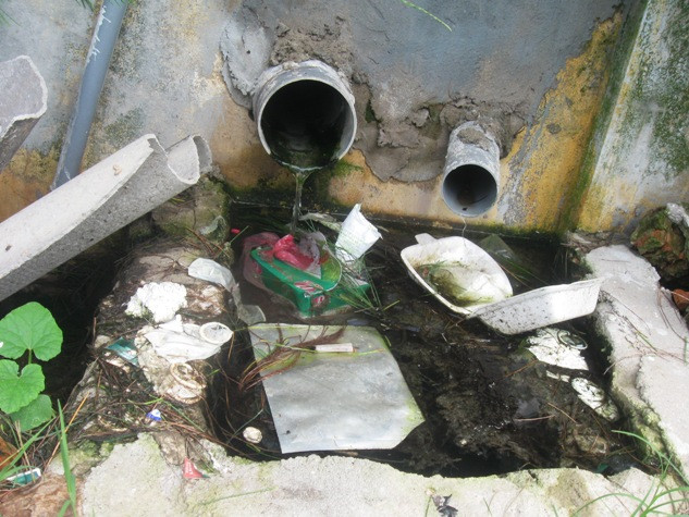 Cống rãnh thoát nước tại các nhà nghĩ, ki-ốt không có khiến nước thải và rác tràn ra đường
