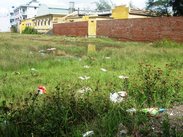 Phía sau những nhà nghĩ, ki-ốt là bãi đất trống với mọi thứ rác sinh hoạt, bơm kim tiên... được vứt ra