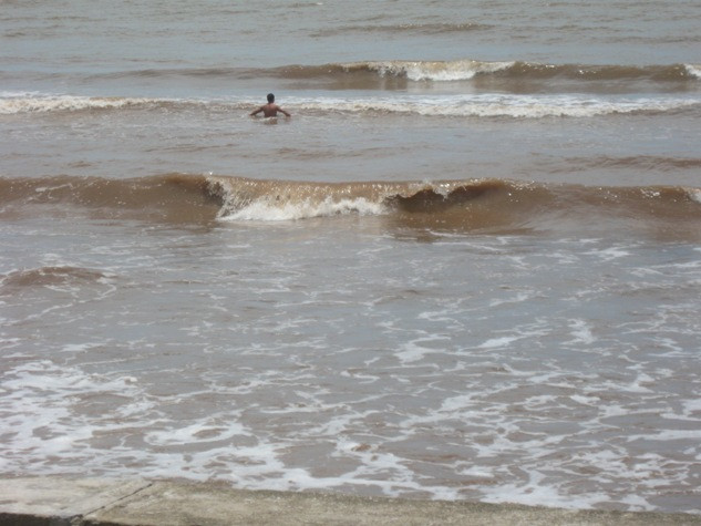 Đây có lẽ là hình ảnh khó chụp nhất vì phóng viên phải đợi mất gần 1 buổi chiều mới chụp được. Rất hiểm du khách dám trầm mình xuống bãi biển Quất Lâm để tắm