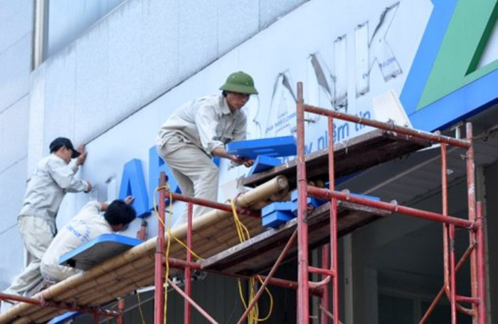 Những hình ảnh sẽ khiến người Habubank nhớ mãi, sau khi Ngân hàng Nhà nước có quyết định sáp nhập Habubank vào SHB thì mọi công việc thao dỡ biển hiệu Habubank tại trụ sở chính và các chi nhánh được tiến hành