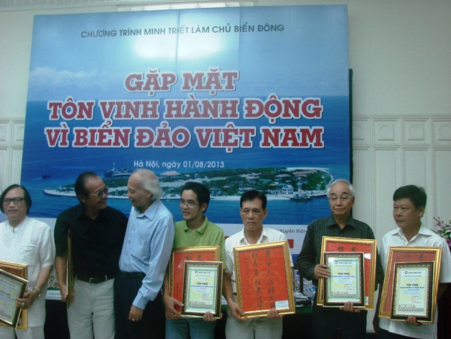 Ban tổ chức trao bằng khen và bức thư pháp ghi thông điệp thiêng liêng của Nguyễn Bỉnh Khiêm: "Biển Đông vạn dặm dang tay giữ/ Đất Việt muôn năm vững trị bình.” Ban tổ chức trao bằng khen và bức thư pháp ghi thông điệp thiêng liêng của Nguyễn Bỉnh Khiêm: "Biển Đông vạn dặm dang tay giữ/ Đất Việt muôn năm vững trị bình.”