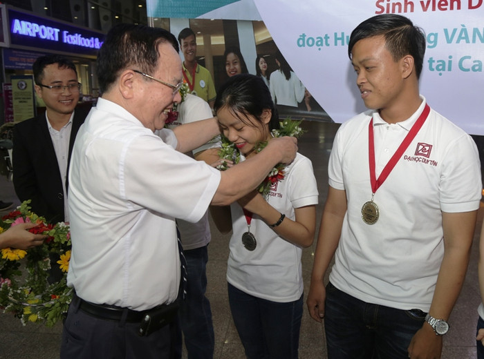 Đại diện nhà trường tặng hoa chúc mừng các sinh viên tham dự cuộc thi CDIO Academy 2017. Ảnh: TH Đại diện nhà trường tặng hoa chúc mừng các sinh viên tham dự cuộc thi CDIO Academy 2017. Ảnh: TH