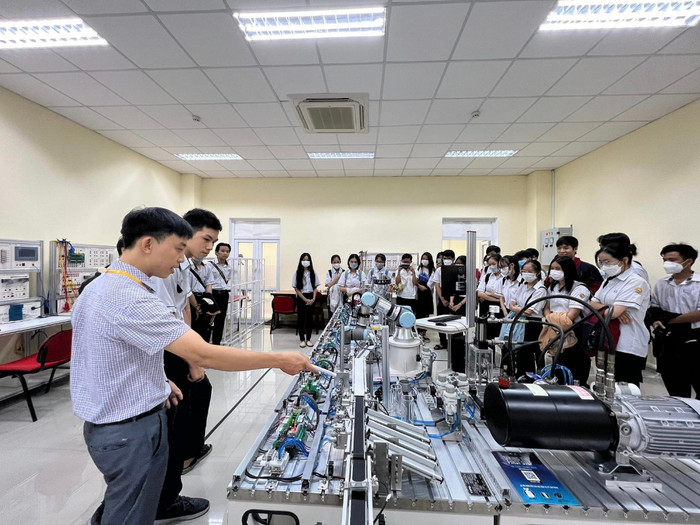 Sinh viên Đại học Huế với ứng dụng công nghệ để thực hiện chuyển đổi số trong giảng dạy, học tập. Sinh viên Đại học Huế với ứng dụng công nghệ để thực hiện chuyển đổi số trong giảng dạy, học tập.