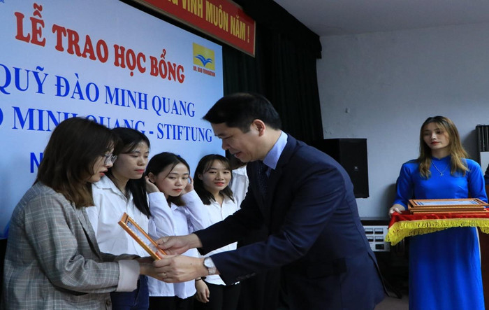 Giáo sư Lê Thanh Sơn trao học bổng cho sinh viên nhà trường. Ảnh: NVCC Giáo sư Lê Thanh Sơn trao học bổng cho sinh viên nhà trường. Ảnh: NVCC