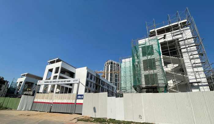 Điều đáng quan tâm là cũng tại vị trí lô đất TH-03, khu đô thị Mỗ Lao, phường Mộ Lao, Hà Đông mà nhân viên tư vấn khẳng định là của True North School. Tuy nhiên, trên biển công trình lại được ghi là "Trường học nhiều cấp TSQ Việt Nam". Ảnh: Trung Dũng