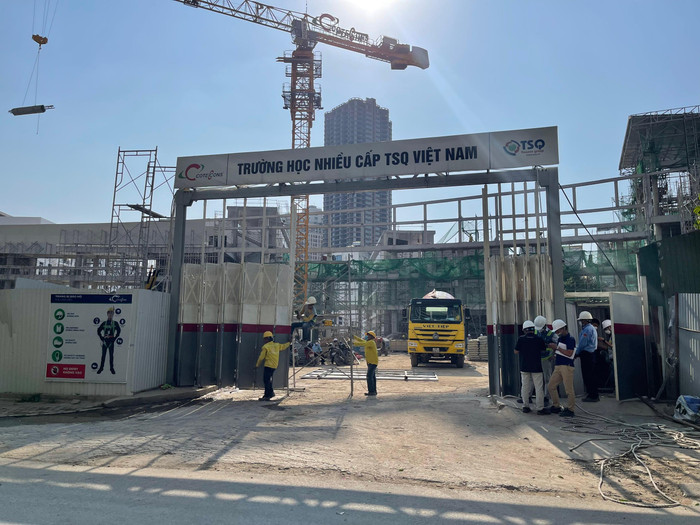 Vị trí gọi là "trường học" của True North School được nhân viên tư vấn tuyển sinh cung cấp cho phóng viên là tại Lô TH-03, khu đô thị Mỗ Lao, phường Mộ Lao, Hà Đông hiện đang là một đại công trường với sắt thép, vật liệu ngổn ngang. Ảnh: Trung Dũng