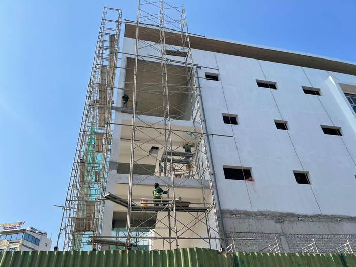 Quan sát từ bên ngoài có thể dễ dàng thấy hình ảnh công nhân đang thi công các hạng mục trong công trình tại Lô TH-03, khu đô thị Mỗ Lao, Hà Đông. Ảnh: Trung Dũng