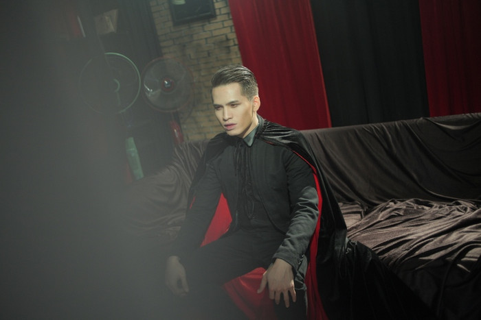 Quốc Thiên trong hình tượng ma cà rồng cùng chiếc áo choàng dài 5m trong MV mới. Quốc Thiên trong hình tượng ma cà rồng cùng chiếc áo choàng dài 5m trong MV mới.