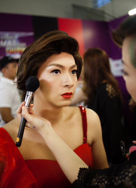 Ngô Kiến Huy được các chuyên gia trang điểm "hóa phép" giúp anh trở thành nữ ca sĩ Hồ Ngọc Hà.