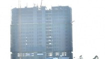 Với việc ngang nhiên xây dựng tòa nhà 18 tầng không phép của Công ty Alaska cho thấy sự coi thường pháp luật và đồng thời buông lỏng quản lý của chính quyền sở tại. Với việc ngang nhiên xây dựng tòa nhà 18 tầng không phép của Công ty Alaska cho thấy sự coi thường pháp luật và đồng thời buông lỏng quản lý của chính quyền sở tại.