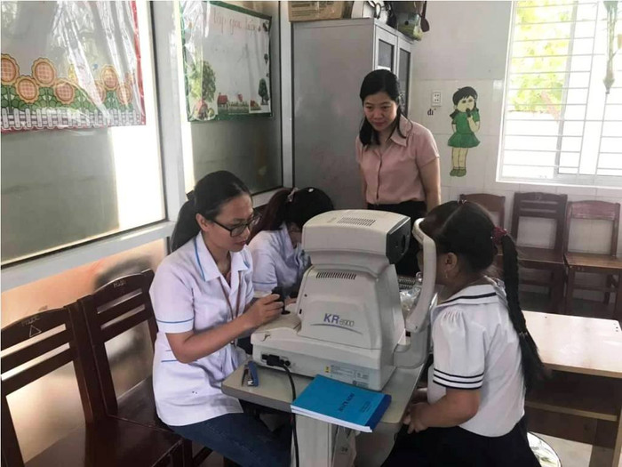 Học sinh khuyết tật trường Chuyên biệt Tương Lai được khám mắt. Ảnh: TT Học sinh khuyết tật trường Chuyên biệt Tương Lai được khám mắt. Ảnh: TT