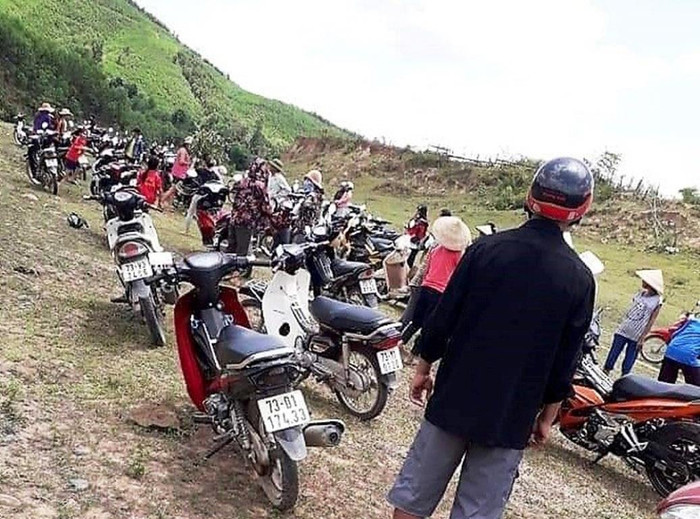 Dân làng bàng hoàng đổ xô ra bờ sông để cứu vớt các em học sinh bị đuối nước. Ảnh: CTV Dân làng bàng hoàng đổ xô ra bờ sông để cứu vớt các em học sinh bị đuối nước. Ảnh: CTV