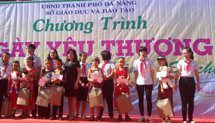 "Ngày yêu thương" của ngành giáo dục Đà Nẵng vào dịp hè được xem như là một chương trình "kế hoạch nhỏ", tràn đầy sự sẻ chia. Ảnh: TT "Ngày yêu thương" của ngành giáo dục Đà Nẵng vào dịp hè được xem như là một chương trình "kế hoạch nhỏ", tràn đầy sự sẻ chia. Ảnh: TT