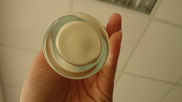 Hiện tượng sữa Anlene bị đóng cặn cứng, rắn ở đáy cốc khiến khách hàng lo lắng