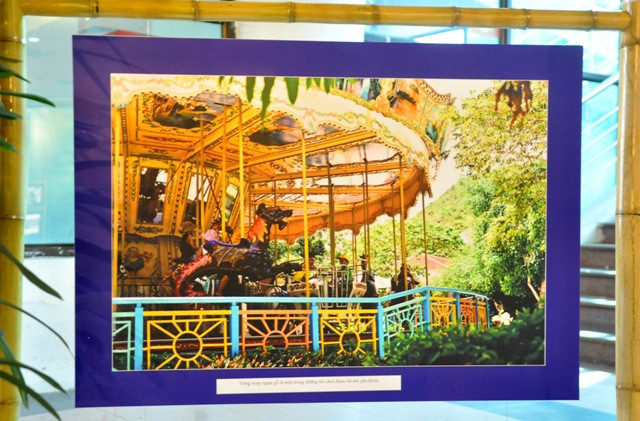 Tại những điểm vui chơi, trò chơi ngựa quay được trẻ em thích thú nhất. Tại những điểm vui chơi, trò chơi ngựa quay được trẻ em thích thú nhất.