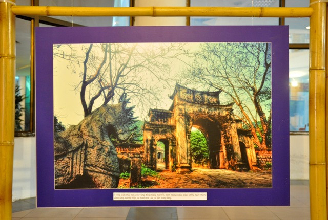 Con ngựa thể hiện sự mạnh mẽ của cộng đồng vì vậy hình tượng con ngựa thường được dựng trước cổng đình làng. Con ngựa thể hiện sự mạnh mẽ của cộng đồng vì vậy hình tượng con ngựa thường được dựng trước cổng đình làng.