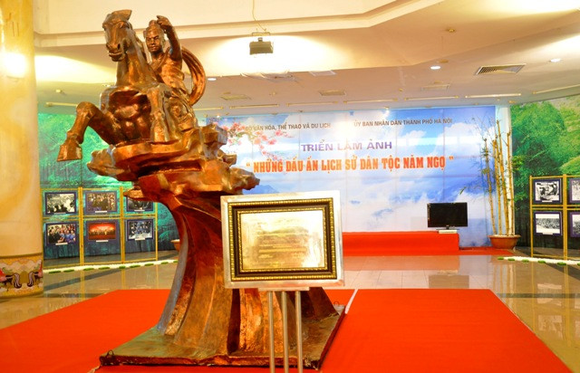 Triển lãm “Dấu ấn lịch sử dân tộc năm Ngọ” mở cửa đón khách từ ngày 16/1 tại Triển lãm Vân Hồ, số 2 Hoa Lư, Hà Nội, giới thiệu những bức ảnh ý nghĩa của cả dân tộc trong những năm Ngọ đã qua. Triển lãm “Dấu ấn lịch sử dân tộc năm Ngọ” mở cửa đón khách từ ngày 16/1 tại Triển lãm Vân Hồ, số 2 Hoa Lư, Hà Nội, giới thiệu những bức ảnh ý nghĩa của cả dân tộc trong những năm Ngọ đã qua.