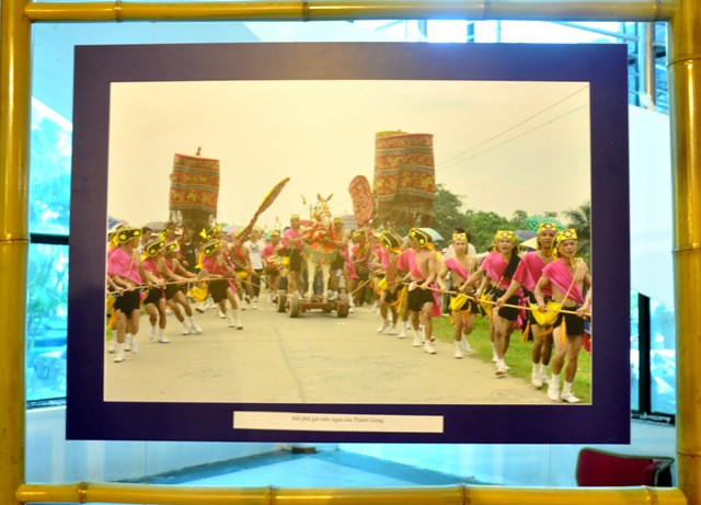 Hàng năm người dân lại tổ chức rước ngựa của Thánh Gióng để cầu mạnh khỏe và may nắm. Hàng năm người dân lại tổ chức rước ngựa của Thánh Gióng để cầu mạnh khỏe và may nắm.