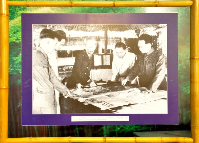 Chủ tịch Hồ Chí Minh cùng các đồng chí Trường Chinh, Phạm Văn Đồng, Võ Nguyên giáp bàn về chiến dịch Điện Biên Phủ năm 1954. Chủ tịch Hồ Chí Minh cùng các đồng chí Trường Chinh, Phạm Văn Đồng, Võ Nguyên giáp bàn về chiến dịch Điện Biên Phủ năm 1954.