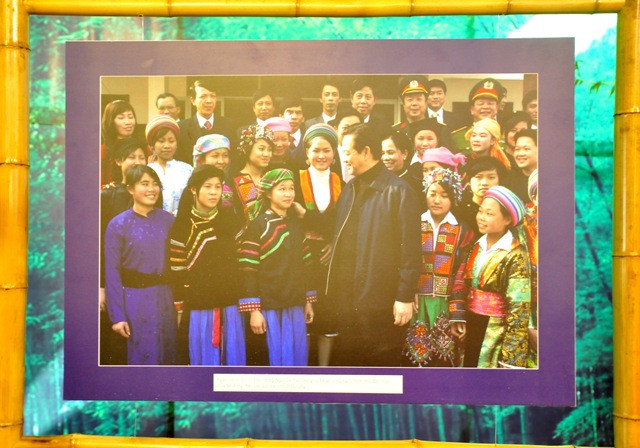 Thủ tướng Nguyễn Tấn Dũng thăm đồng bào các dân tộc miền núi. Thủ tướng Nguyễn Tấn Dũng thăm đồng bào các dân tộc miền núi.