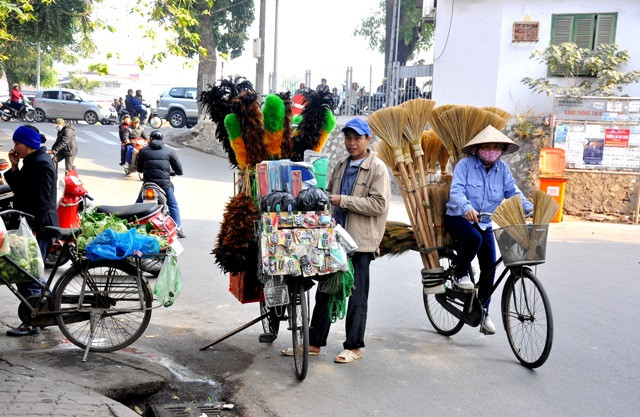 Đối với người dân trên phố, những chiếc xe đạp chất đầy vật dụng hàng ngày rong ruổi trên những con phố là một hình ảnh rất quen thuộc. Đối với người dân trên phố, những chiếc xe đạp chất đầy vật dụng hàng ngày rong ruổi trên những con phố là một hình ảnh rất quen thuộc.
