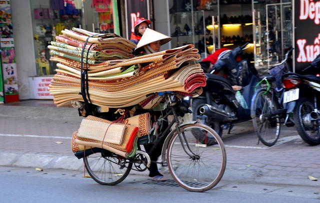 Chiếu được người bán rong cũng rao bán trên khắp các phố Chiếu được người bán rong cũng rao bán trên khắp các phố