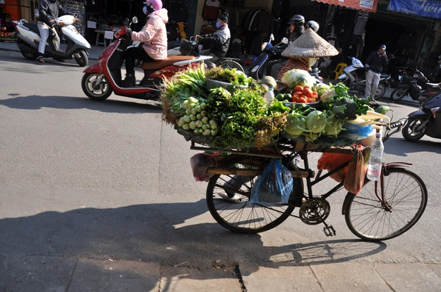 Rau củ quả cũng được mang từ các vùng ngoại thành mang về thành phố. Rau củ quả cũng được mang từ các vùng ngoại thành mang về thành phố.