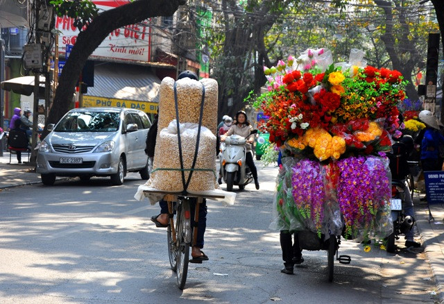 Người bán hàng rong đã tận dụng những chiếc xe đạp cũ để làm phương tiện bán hàng. Người bán hàng rong đã tận dụng những chiếc xe đạp cũ để làm phương tiện bán hàng.